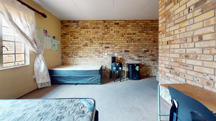 6 Bedroom Property for Sale in Kannoniers Park North West